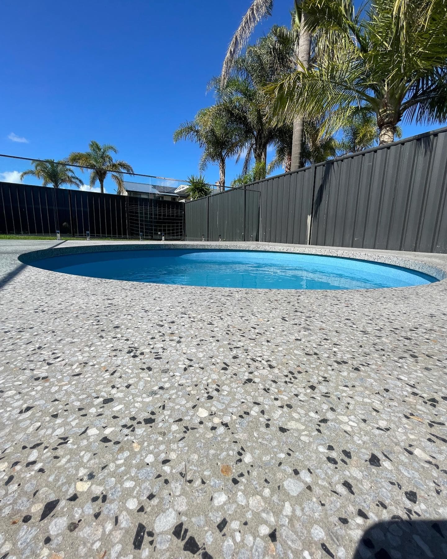 Exposed surround around a round pool